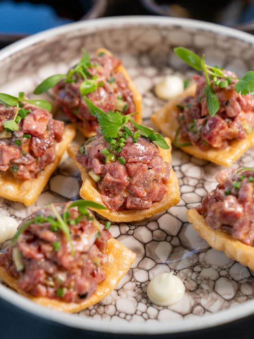 Tartar dish on crispy bites