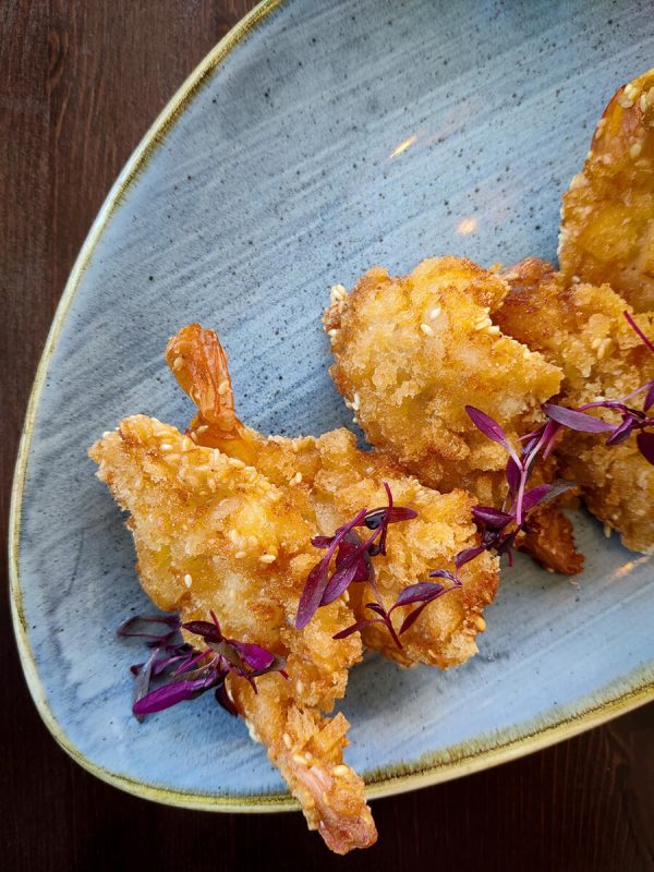 Fried shrimp plate served with flowers